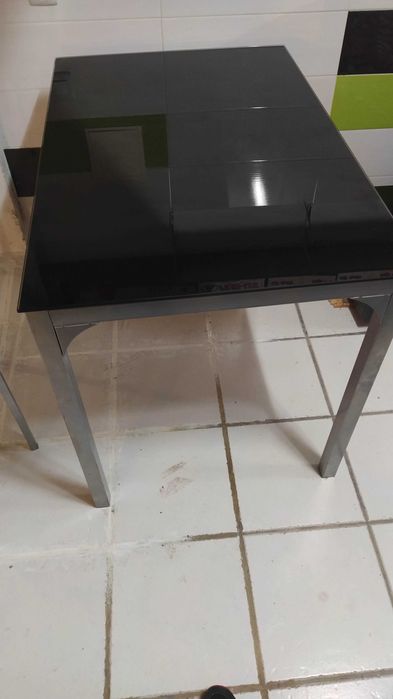 mesa vidro preto e cadeiras / moveis de sala