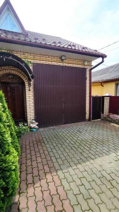 Продаж півбудинку з ділянкою (район залізничної лікарні)