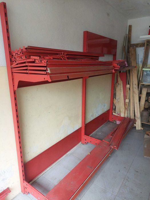 Estantes em metal modulares