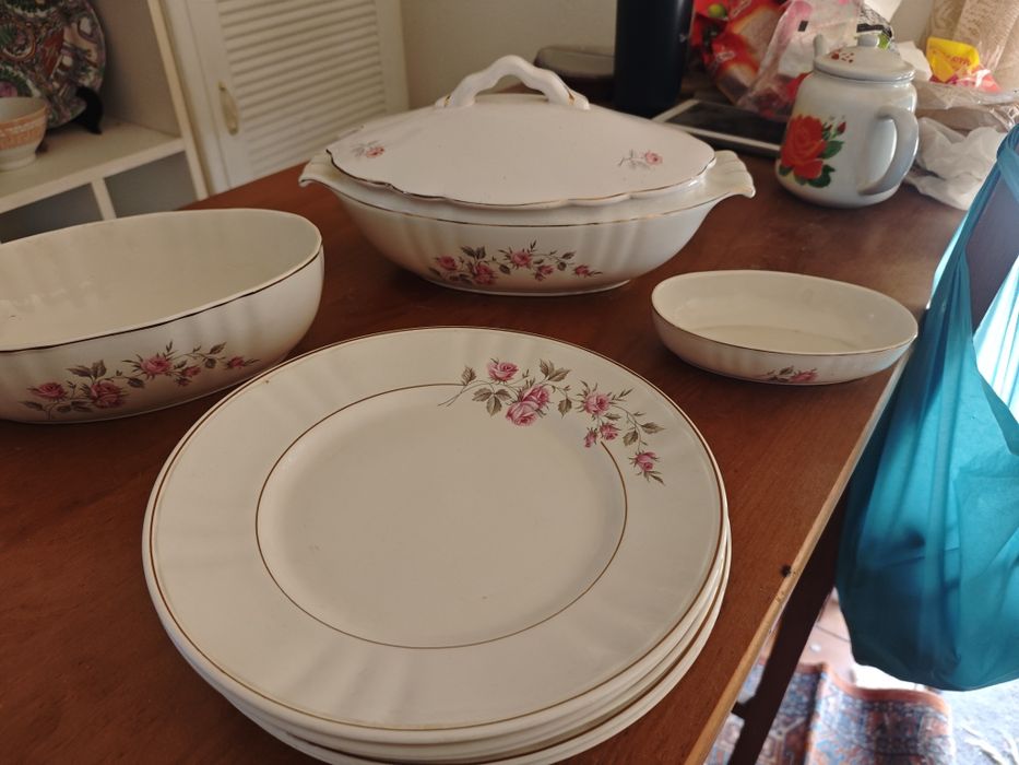 Loiça de mesa vintage com acabamento em ouro