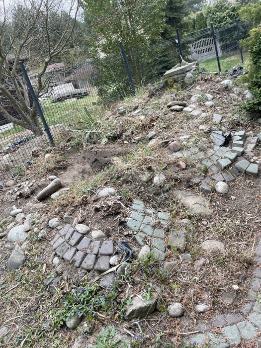 Oddam kostke i kamienie