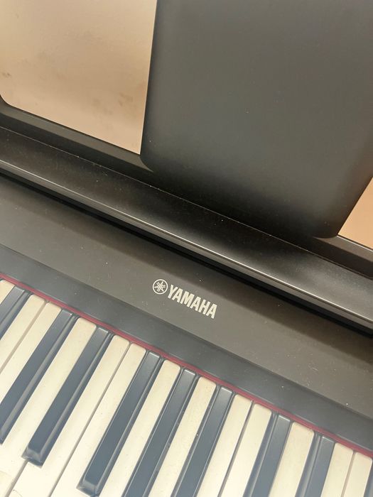Piano digital portátil com suporte Yamaha