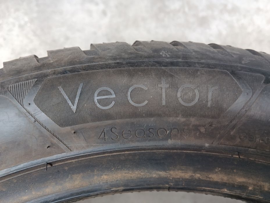 245/45 R18 100Y Goodyear Vector 4Seasons