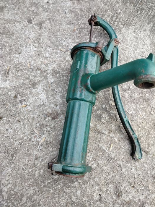 Stara pompa do ogrodu