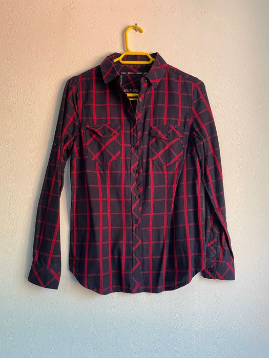 Camisa azul e vermelha