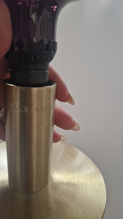 Candeeiro dourado com lâmpada bordeaux
