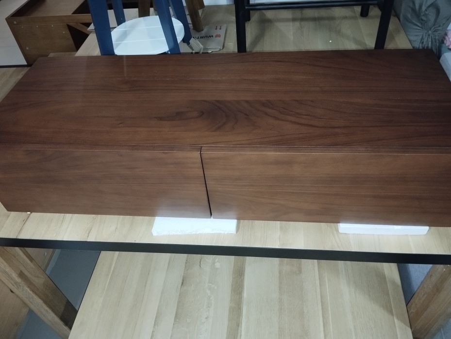 Móvel suspenso em Nogueira