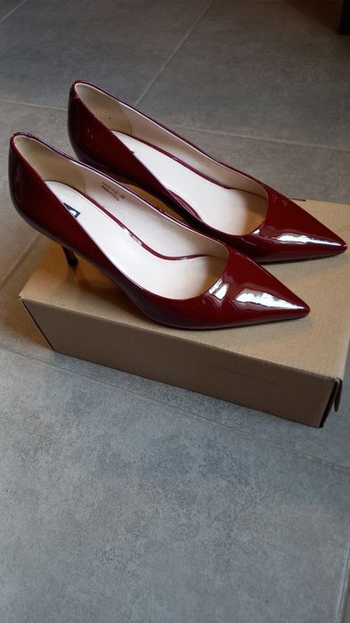 Лаковані туфлі на підборах