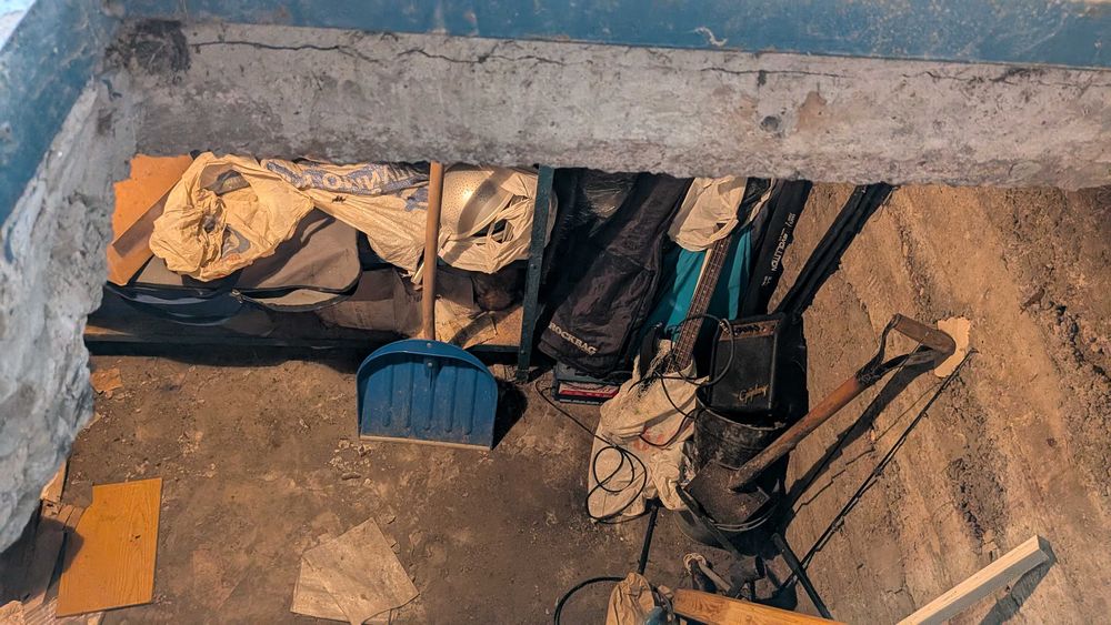 Капітальний гараж біля тролейбусного депо в кінці Правди