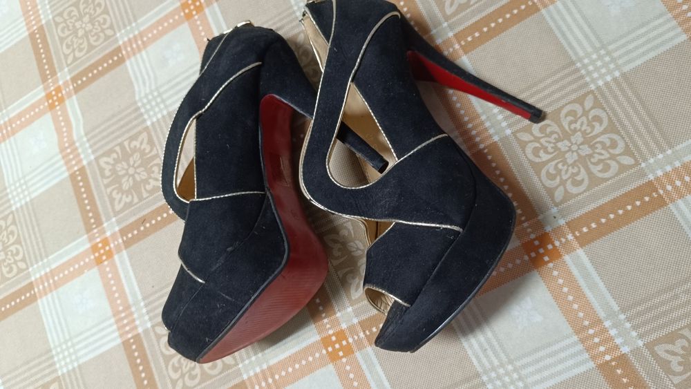 Sandália número 40. Novas nunca usadas.