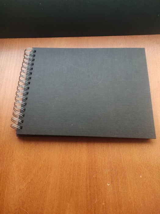 caderno preto para desenho