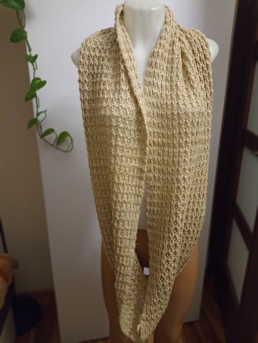 Beżowy szalik typu komin