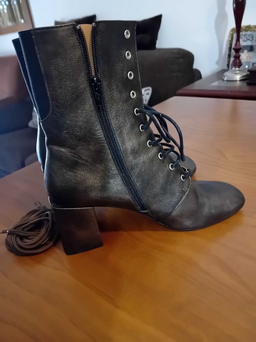 Botas em pele castanhas com atacadores e feixe lateral