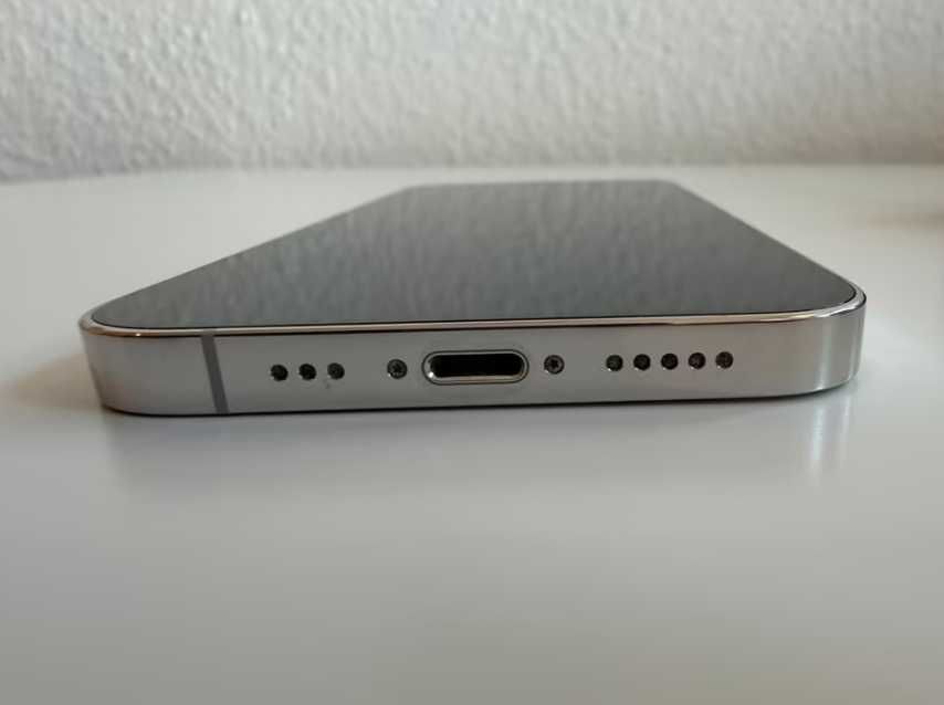 iPhone 12 Pro Srebrny 128 GB Bez Uszkodzeń Ani Blokad + Ładowarka