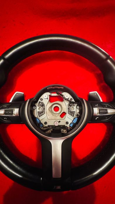 Volante BMW M1 (F20) em pele com patilhas