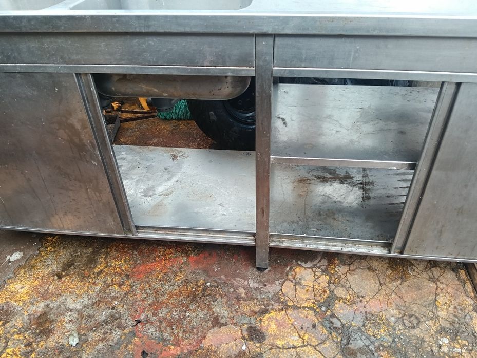 Bancada em inox com 2 pios e portas