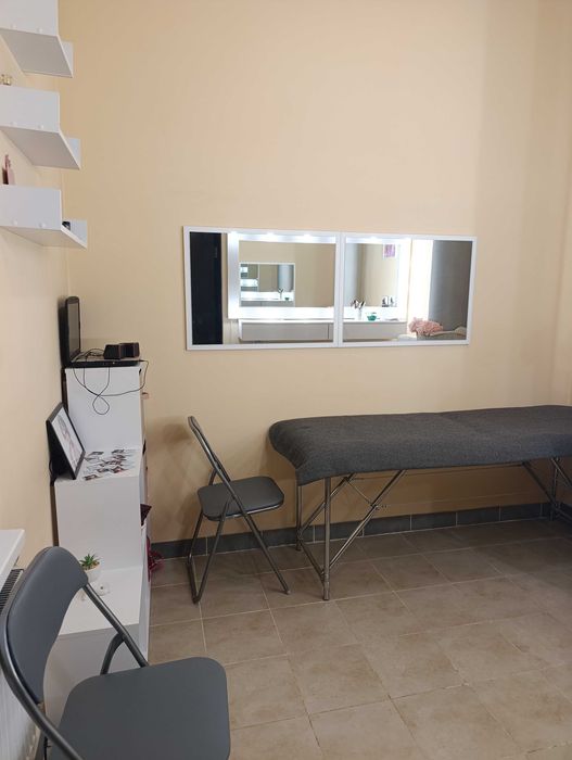Здається робоче місце в студії краси