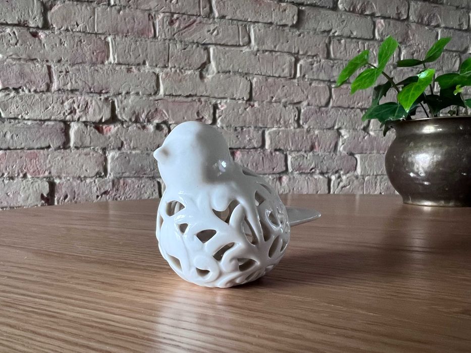Figurka - biały ceramiczny, ażurowy ptaszek, dekoracja