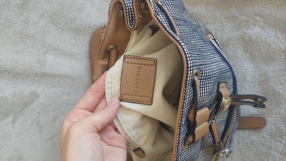 Mochila da Parfois azul e bege