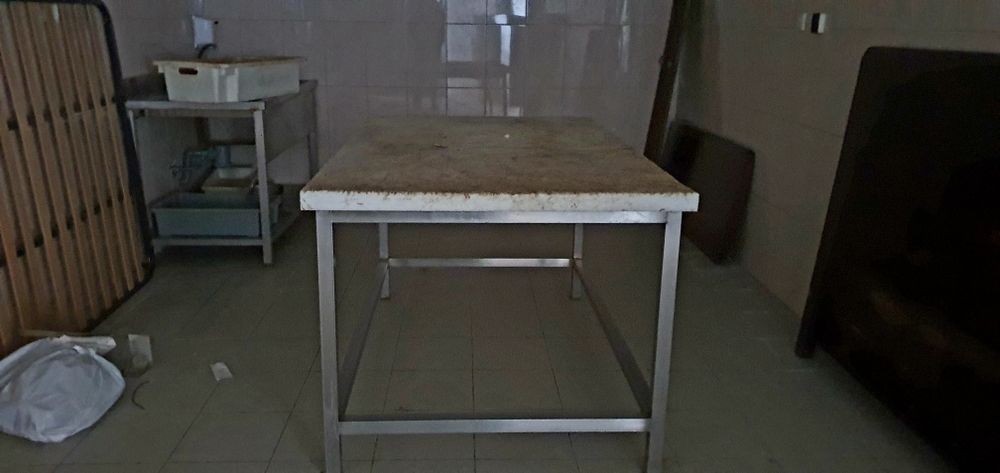 Mesa de corte em excelente estado de conservação