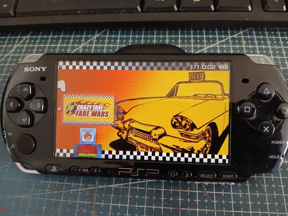 Psp com jogos e emuladores.