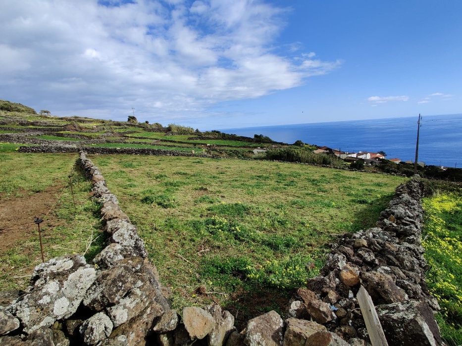Terreno no lugar das Terras (Lajes do Pico) com fantástica vista