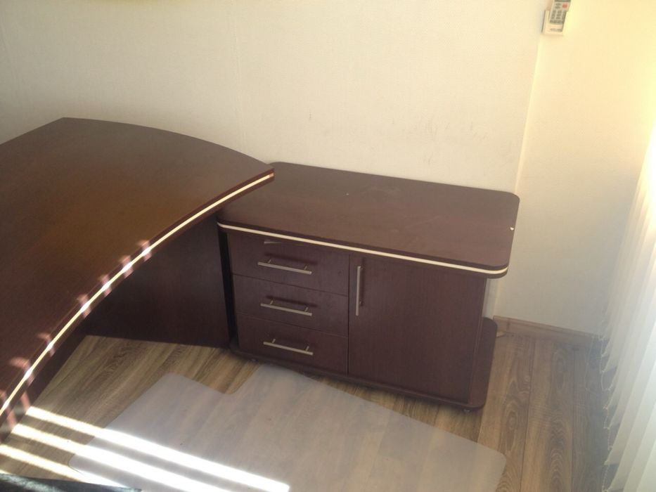 Шафа з полицями/ стіл офісний