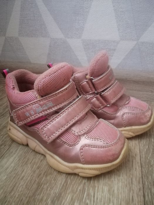 Взуття (кросівки) на дівчинку 25-26р