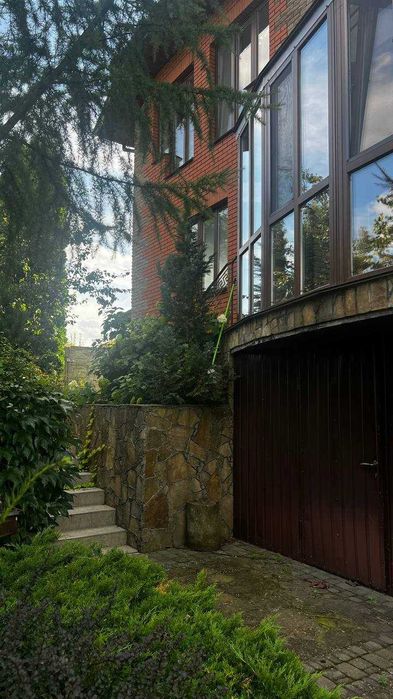 Унікальний будинок з власним парком і озером