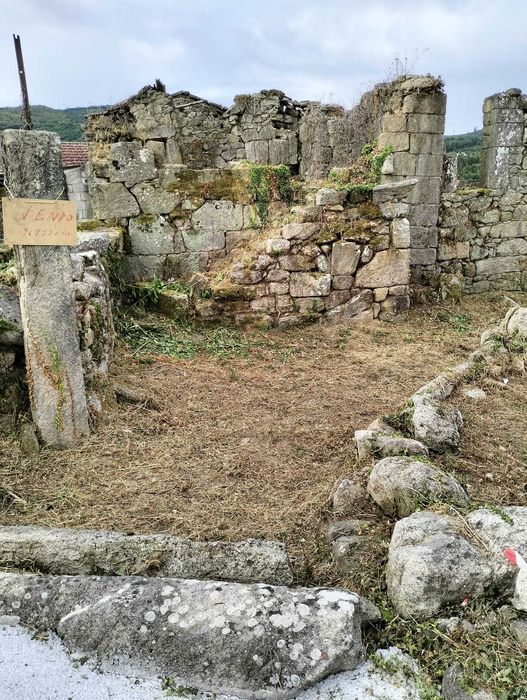 Duas casas (ruínas) e terreno 800m2
