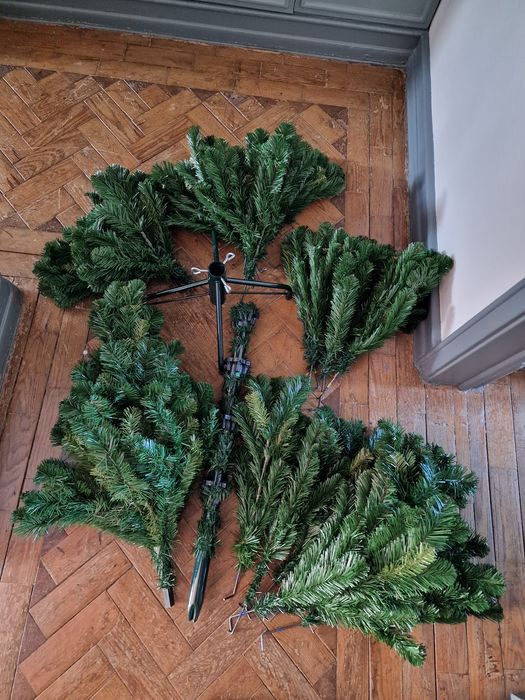 Árvore de Natal com 1m e 55cm altura e 95cm de largura