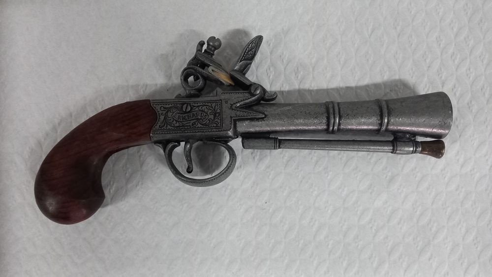réplica decorativa (não funcional) de uma pistola de pederneira
