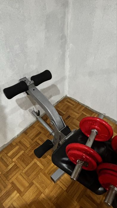 Banco de musculação com suporte para barra + halteres.