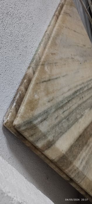 Dois (2) tampos de mesa em mármore. 65x65. 40€ cada um. Em Loulé.