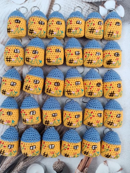 В'язана бджілка, хатинка Брелок патріотичний Українські сувеніри