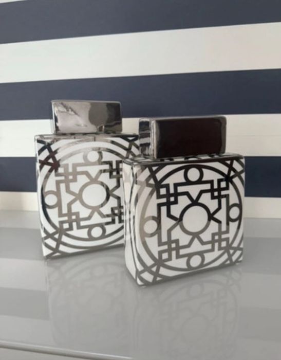 potes decorativos com tampa prateados e brancos