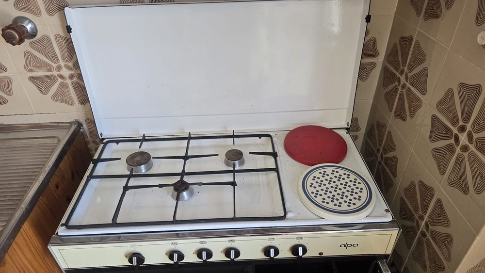 Fogao com bicos de gas e electricidade