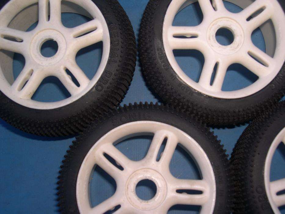 Pneus Medial Pro buggy 1/8 rc