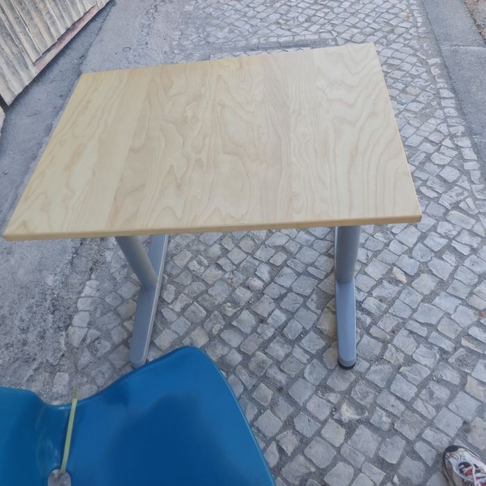 Mesa com vários níveis de altura sem cadeira