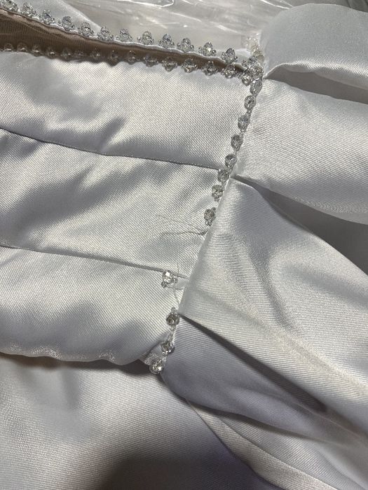 Атласна весільна сукня