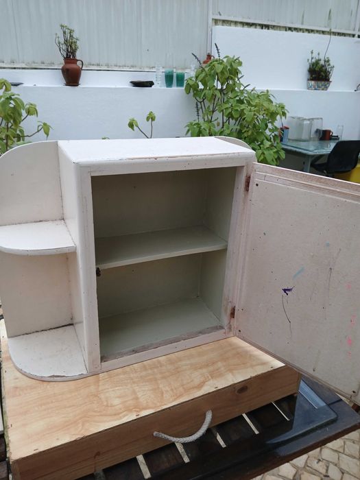 Dois pequenos móveis antigos recuperados