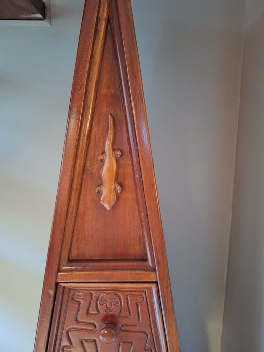 Komoda w kształcie piramidki.