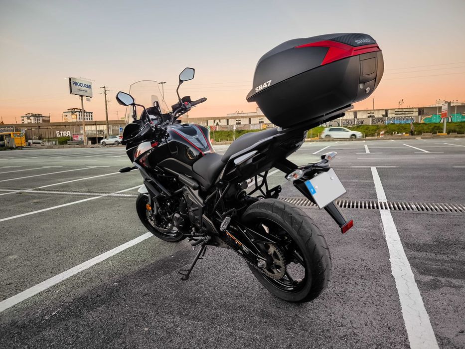Kawasaki Versys 650 com Top Case Shad SH47