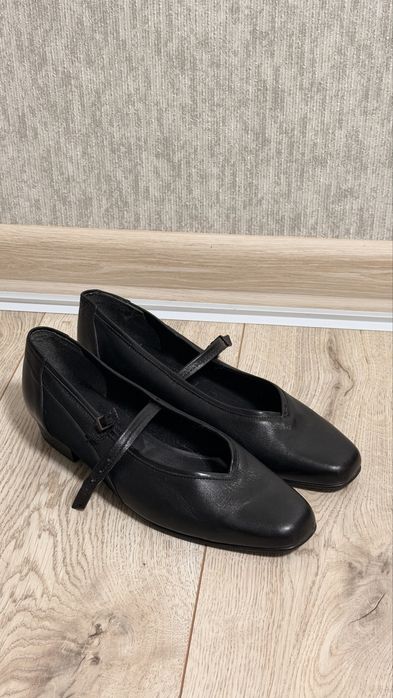 Класичні чорні туфлі у стилі Mary Jane з ремінцем