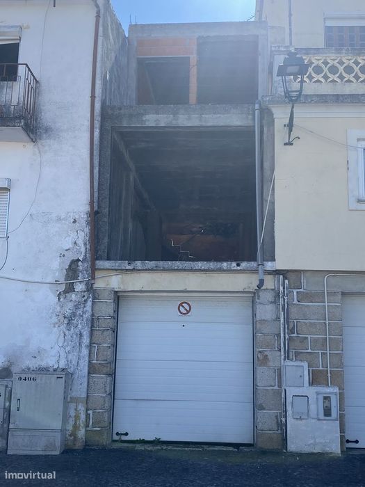 Moradia histórica para reabilitação no castelo de Torre de Moncorvo