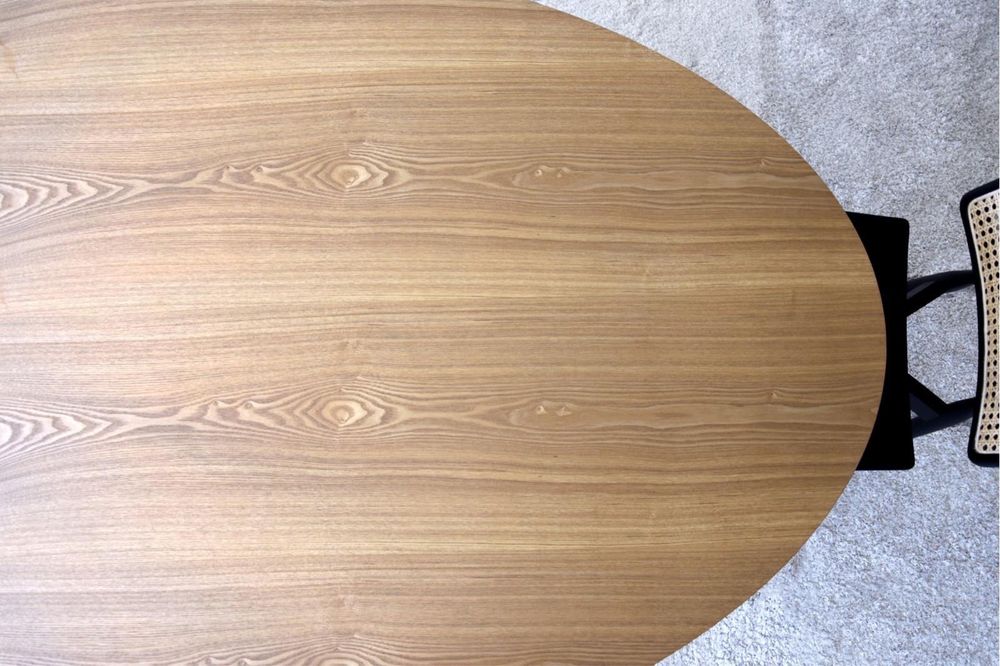 Mesa Oval em Freixo Natural