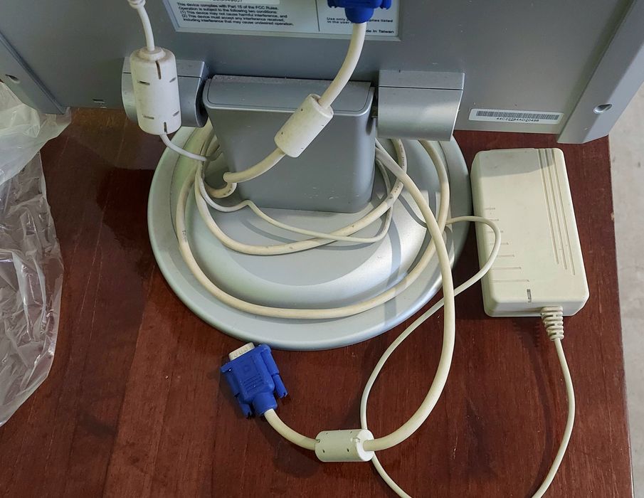 Продам колонки LUXEON и монитор Fujitsu-Siemens