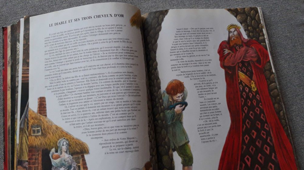 Livro em francês "Contes de Grimm"