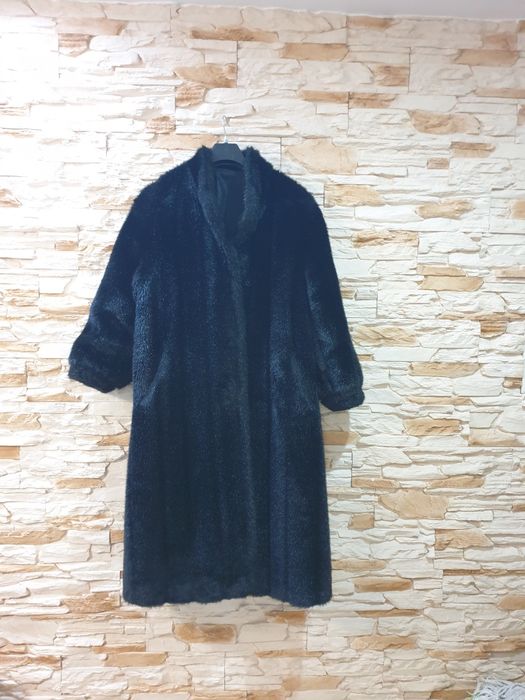 Długie sztuczne czarne futerko na stójce