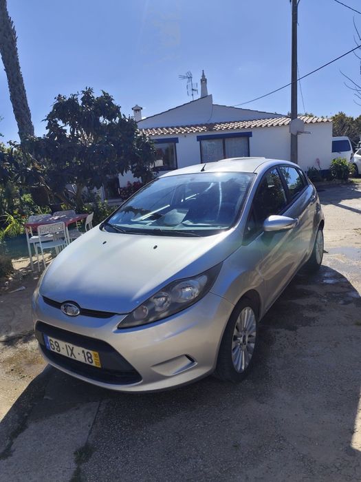 Ford Fiesta | 150.000 km | Rádio touchscreen | Bom estado